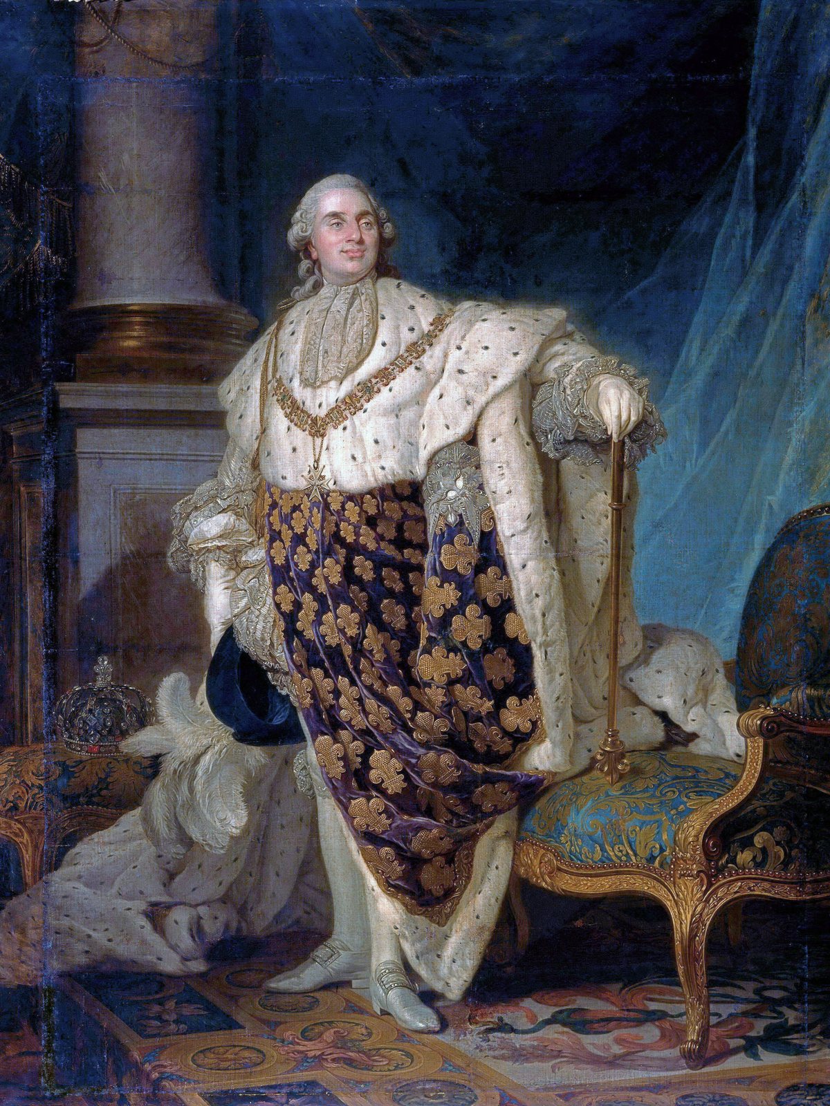 Portrait peint en pied d'un homme en perruque poudrée, drapé d'un grand manteau d'hermine et de velours semé de fleurs de lys, la main posée sur un sceptre, une couronne sur un coussin à gauche