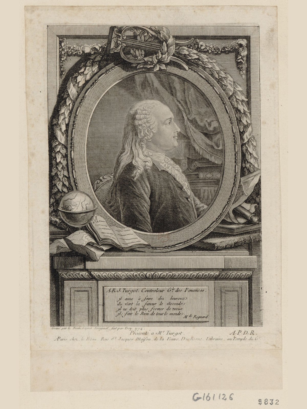 Portrait gravé de profil d'un homme en perruque, dans un cadre ovale orné de guirlandes, posé sur un socle portant une inscription, avec un globe et des livres