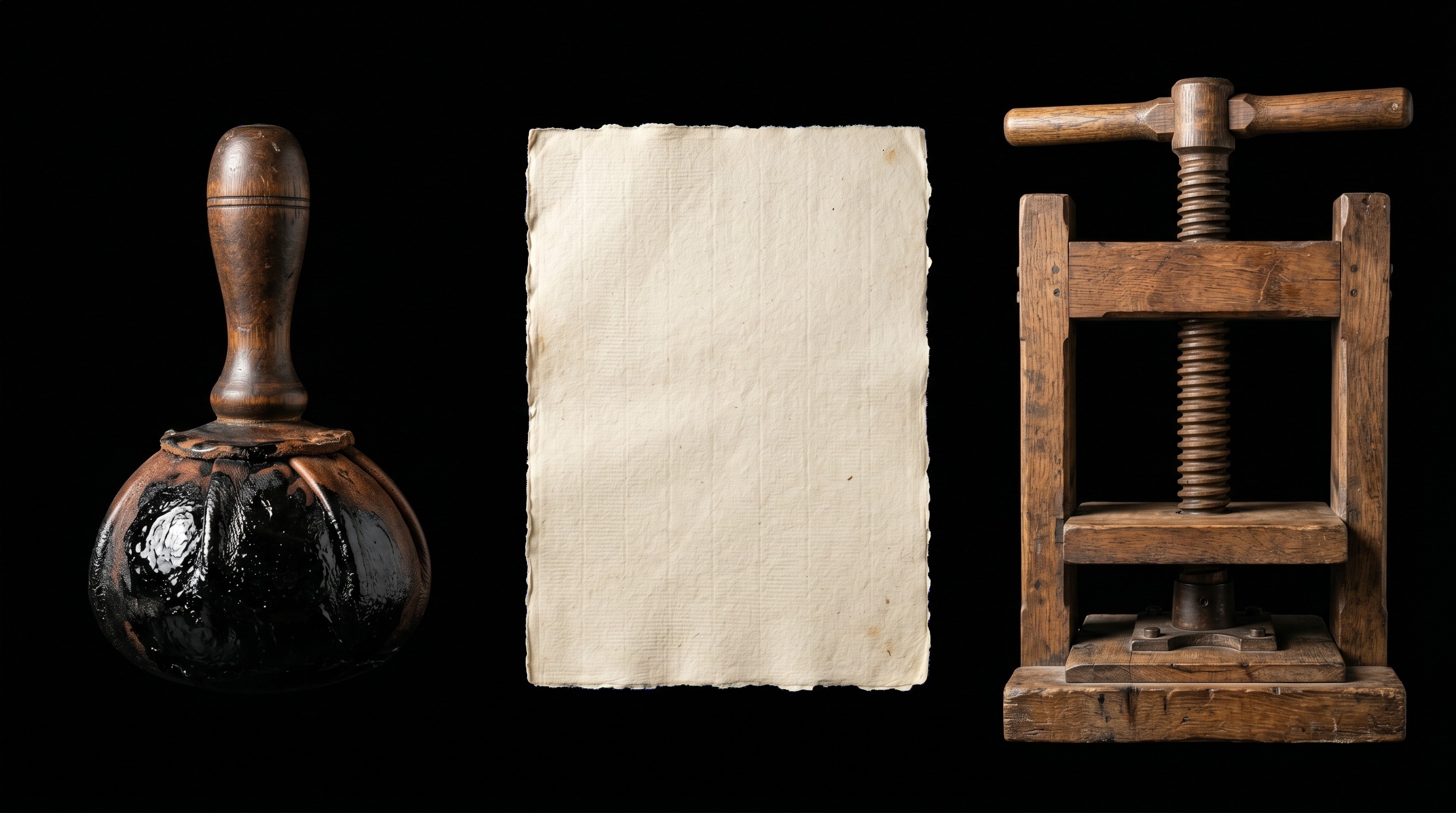 Tampon encreur, feuille de papier et presse à vis en bois, isolés sur fond noir