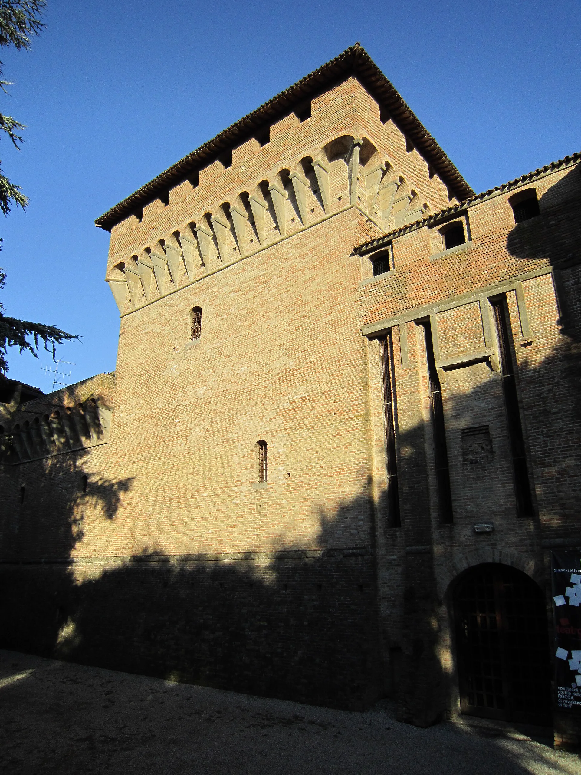 Vue actuelle en contre-plongée du mastio de la forteresse de Ravaldino