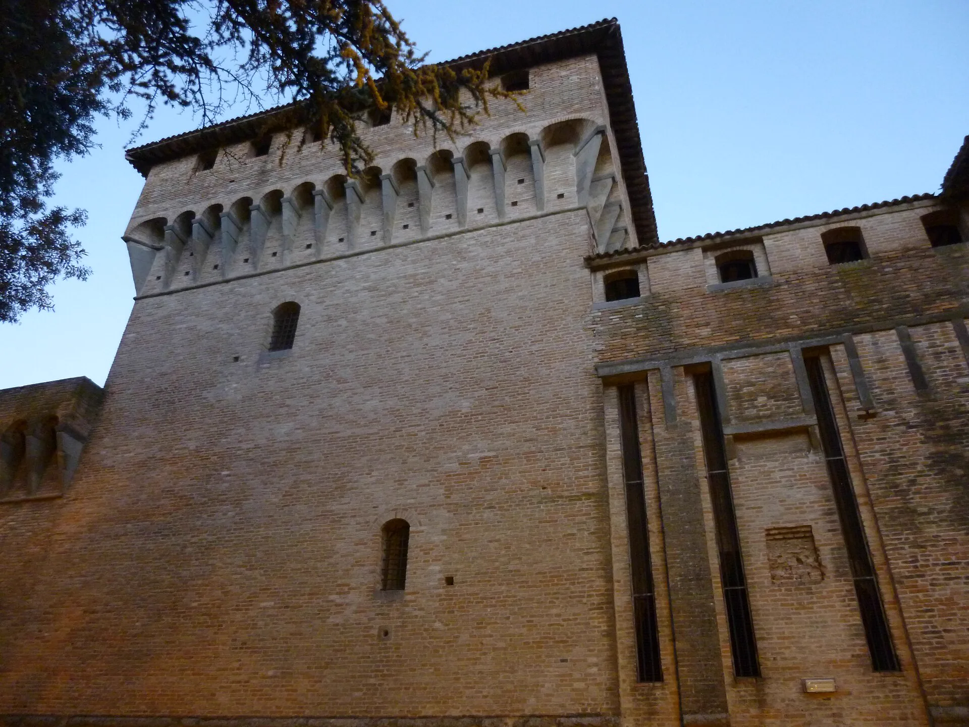 Vue actuelle des murs et du mastio de Ravaldino